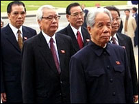 Ông Kiệt đứng giữa, cùng các ông Đỗ Mười (phía trước), Nông Đức Mạnh(phía sau), Trần Đức Lương và Phan Văn Khải (hàng bên trái)