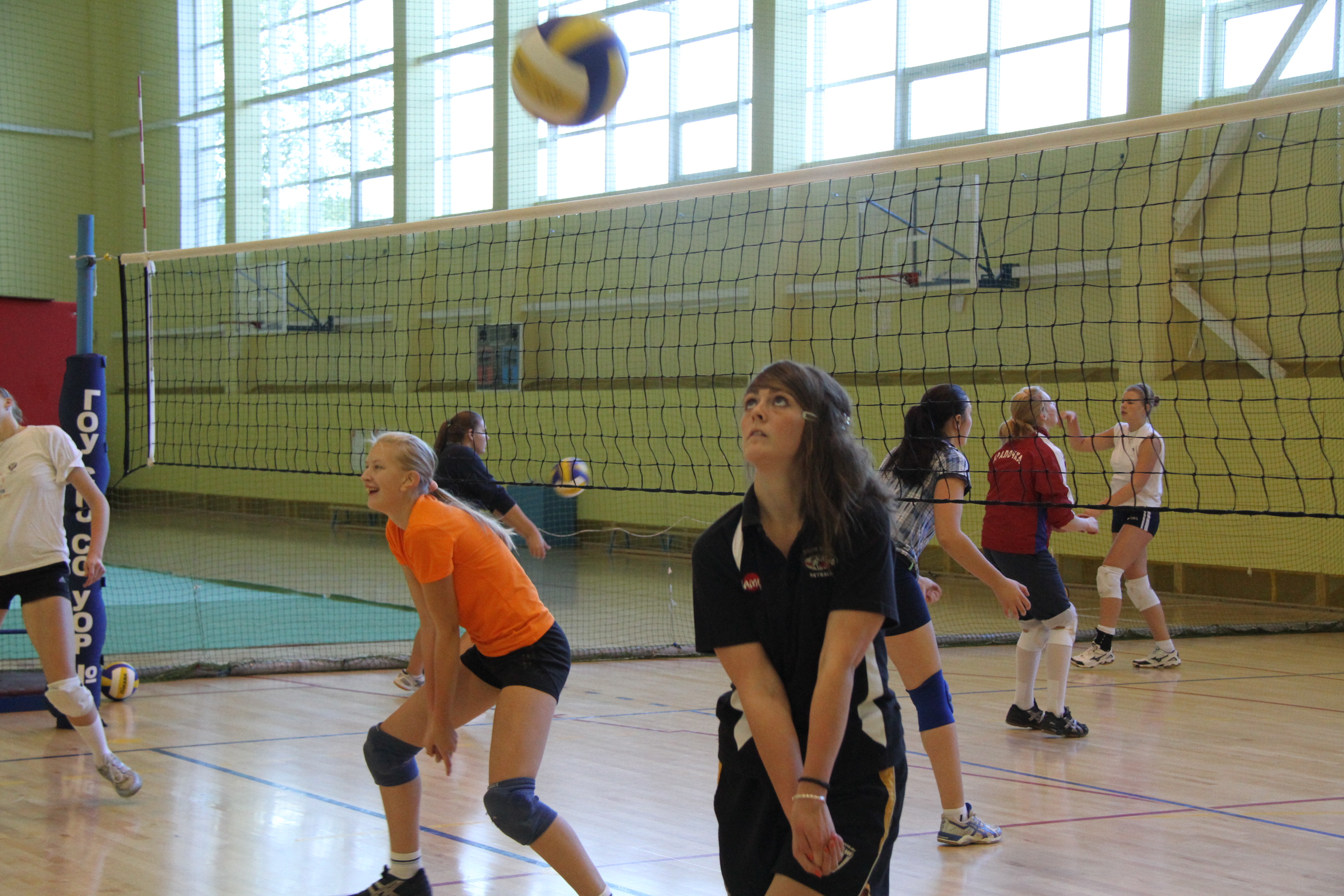 Pupils from Yekatarynburg and Redruth play volleyball together 