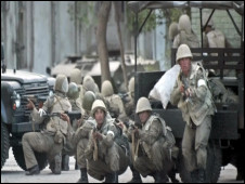 نمایی از فیلم' آنسوی آیینه _قتل عام اندیجان'