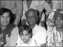 अपने बेटे अशोक कुमार की शादी में ध्यानचंद