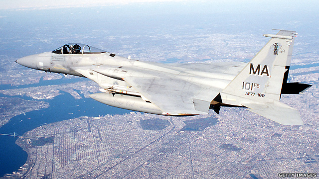 Avión caza F-15 sobrevuela Nueva York