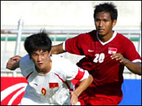 Một pha rượt bóng của Công Vinh (ảnh của báo VnExpress)