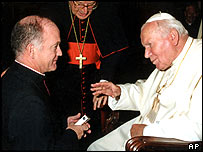 O embaixador do Vaticano no Burundi, Michael Courtney, e o papa João Paulo 2º