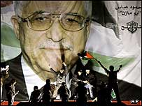 Mahmud Abbas'ın posteri ve göstericiler