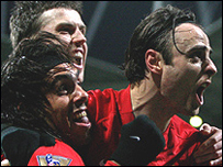 Dimitar Berbatov cùng đồng đội ăn mừng bàn thắng