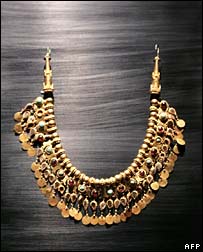 Colar em ouro exposto em Paris