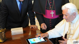 Papa envia primeira mensagem no Twitter (AFP)