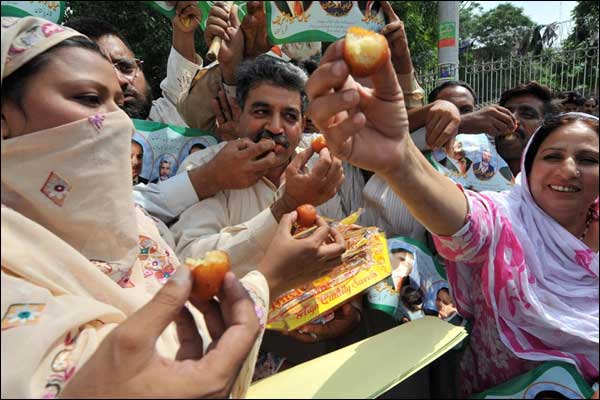 مشرف کا استعفیٰ: سییاسی کارکنوں کا جشن