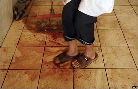 Nhân viên y tế rửa vết máu trên sàn bệnh viện ở Kabul