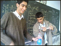 دانش آموزان در حال اجرای تجربه