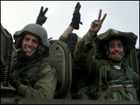 Soldados israelenses em Gaza comemoram cessar-fogo. Foto: AFP/Getty Images