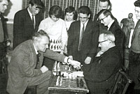 T llew Jones yn chwarae yn erbyn Y Tad Seamus Cunnane yn 1968.