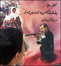 सद्दाम हुसैन पर नए मामले के संबंध में छपा पोस्टर 