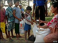 Trẻ em nhận gạo cứu trợ tại thị trấn Dedaye