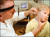 Lékař vyšetřuje dítě