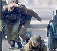 جموں میں تین افراد کو زخمی اور پولیس اہلکار کو ہلاک کرنے والے تین میں سے دو شدت پسند جوابی کارروائی میں ہلاک ہوگئے۔