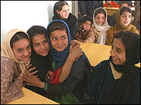 کودکان افغان در يک مکتب