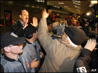 Parentes de vítimas aguardam informações em aeroporto de Porto Alegre