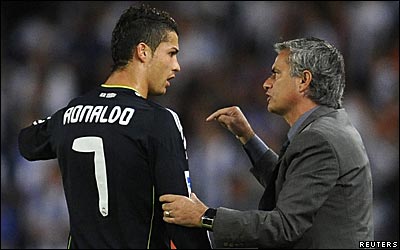 Cristiano Ronaldo conversa con José Mourinho