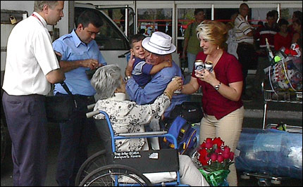 Familiares llegando a Cuba (Foto: Raquel Pérez)