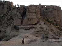 د غزني تاريخي کلا چې تر زر کاله يې زيات عمر دى او له کېندنو خوندي نه ده پاتې شوې