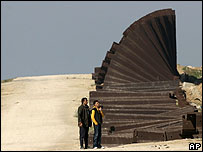 Palestinos próximo ao muro derrubado em Rafah, entre Egito e a Faixa de Gaza