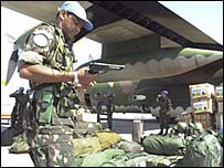 Soldado brasileiro checa sua arma ao desembarcar no Haiti