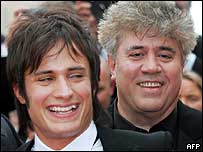 O ator Gael García Bernal (à esq.) e Pedro Almodóvar em Cannes