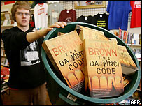 Livros O Código Da Vinci são expostos em livraria