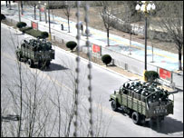 ल्हासा में तैनात चीनी सेना की गाड़ियाँ