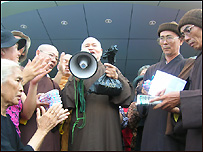 Hòa thượng Thích Quảng Độ trong lần cứu trợ dân khiếu kiện ở TP HCM