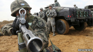 韓美聯合軍演一名韓國士兵在平澤美軍基地附近據點持槍戒備（14/3/2013）