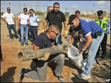 اسرائیلی فوجی راکٹ اٹھا رہے ہیں