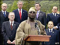 Nigérijský prezident Olusegun Obasanjo s vůdci G8 před dvěma lety