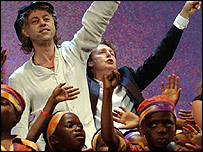 باب گلدوف در میان کودکان آفریقایی در کنسرت لایو ایت