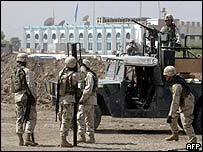 Binh lính Mỹ bên ngoài một khách sạn tại Baghdad