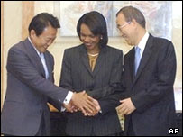 بان (راست) در کنار خانم کاندوليزا رايس و تارو آسو، وزيران خارجه آمريکا و ژاپن