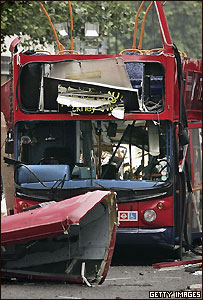 يکی از انفجارها درون يک اتوبوس رخ داد