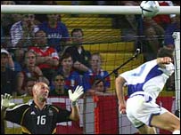 Řecký útočník dává gól