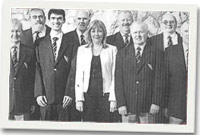 Rhai o aelodau'r côr ar y daith gyda'r arweinydd Caradog Williams ac Eleri Jones y gyfeilyddes