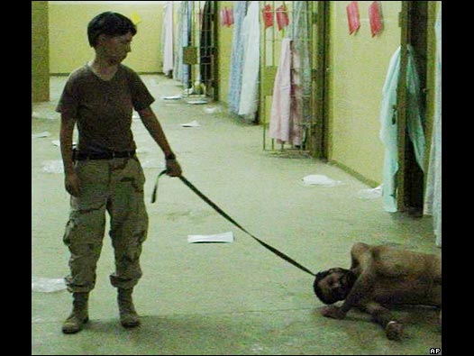 Una soldado estadounidense maltrata de un prisionero iraquí