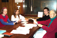 Dorothy, Daniela Evrard, Guillermo Thomas a Tegai Roberts yn y stiwdio