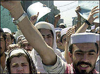 Protesty muslimů proti Newsweeku v Indii (16. 5.)