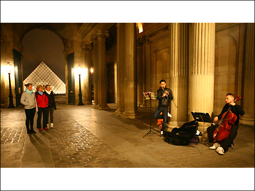 兩位音樂學生模樣的青年在羅浮宮娛人娛己。