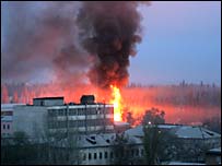 Biškek - kouř vychází z čínského obchodního centra