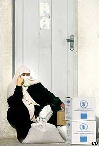 Palestina espera na porta do centro de distribuição de alimentos da ONU em Gaza