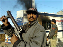 کراچی کی ایک سڑک پر پولیس کے جوان