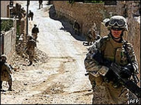 Fuzileiros navais dos EUA fazem patrulhamento em Haditha