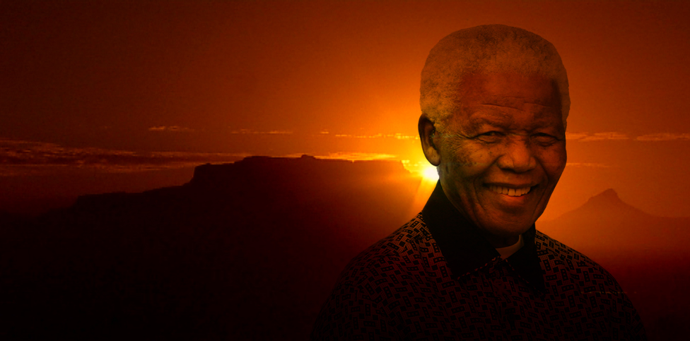 نلسون ماندلا با نسخه انگلیسی کتاب 