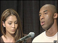 Kobe Bryant chorou diante de jornalistas e de sua mulher, Vanessa